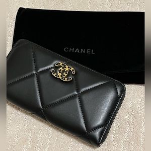 Chanel 19 zipped wallet